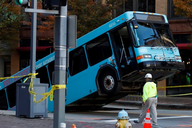 #foto Podor na cesti sredi Pittsburgha skoraj pogoltnil mestni avtobus