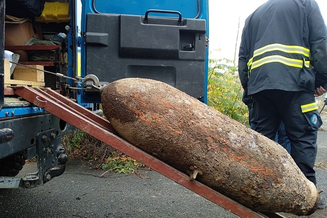 Nevtralizirano 250-kilogramsko bombo so odpeljali v Novo Gorico. Na njej bodo pirotehniki vadili zahtevnejšo odstranitev...