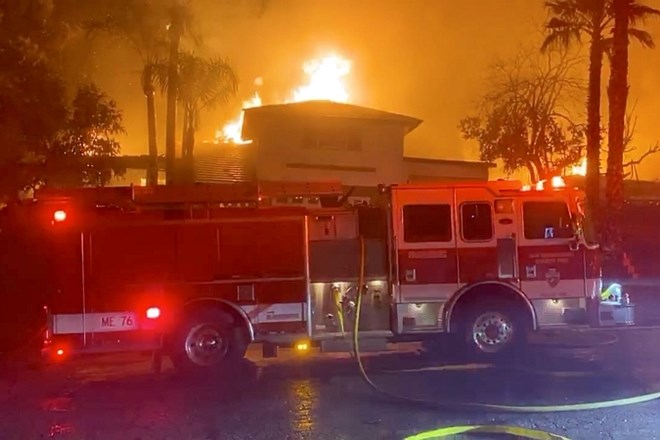 V Kaliforniji ponekod uspešni v boju proti požarom, drugod izbruhnili novi