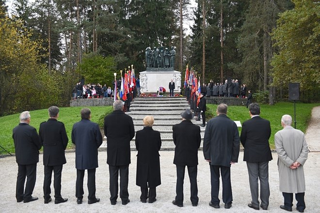 #foto Državni vrh dan spomina na mrtve zaznamoval s polaganjem venca k spomeniku žrtvam vseh vojn v Ljubljani