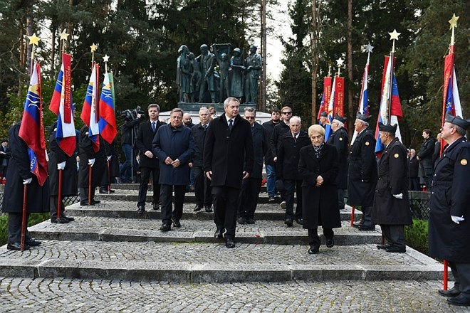 #foto Državni vrh dan spomina na mrtve zaznamoval s polaganjem venca k spomeniku žrtvam vseh vojn v Ljubljani