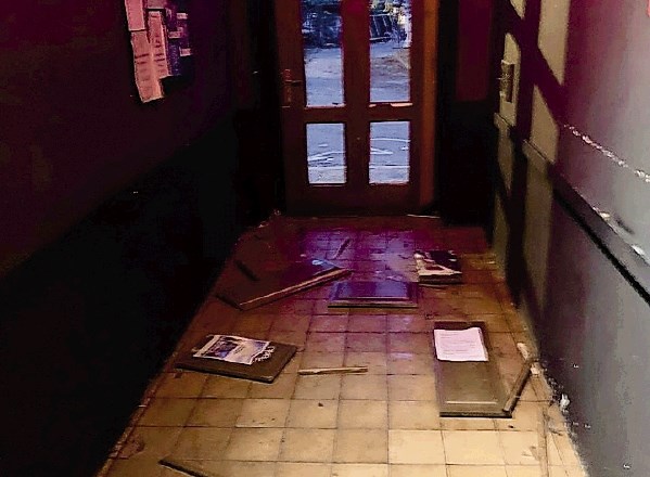 Ker napadalci niso mogli do osebja lokala, so se znesli nad vrati, okni in hodniki stavbe, v kateri domujeta LGBT-lokala...