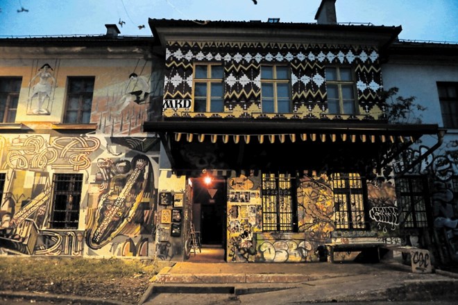 Klub Tiffany na Metelkovi v Ljubljani je danes v zgodnjih jutranjih urah napadla skupina neznancev. Razbili so vhodna vrata...