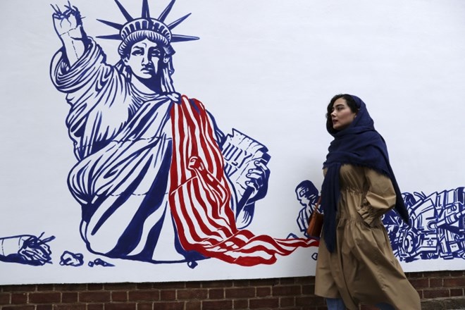 #foto Iran pred 40. obletnico zajetja talcev odkril nove protiameriške poslikave