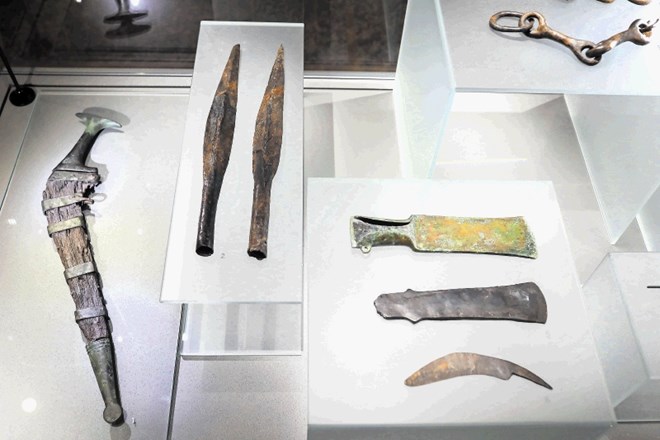 Groba s Kapiteljske njive na Dolenjskem in iz Kaptola na Hrvaškem »bratijo« identične bronaste in železne sekire, sulice,...
