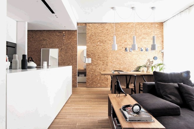 Poudarek interjerja z atraktivno steno iz plošč OSB,  arhitektura: Studio Didoné Comacchio Architects