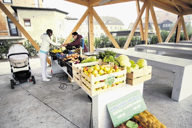 Kupci cenijo, da si lahko na stojnici Marije Koželj sadje in zelenjavo izberejo sami.