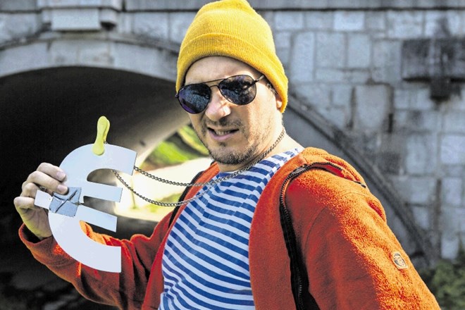 Smaal Tokk je prve odločnejše korake med slovensko estrado naredil v televizijskem mediju.