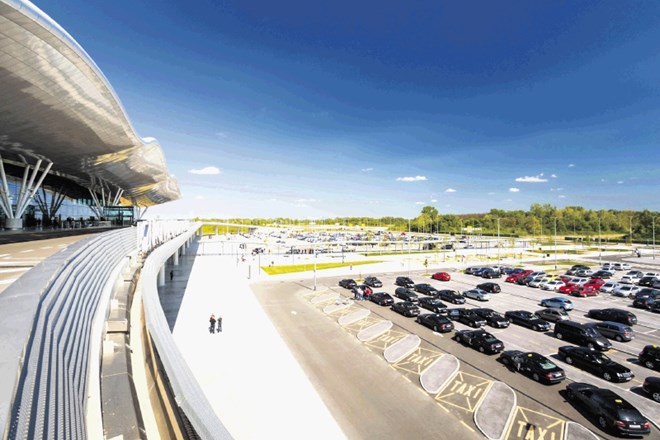 Na ogromnem parkirišču pred letališko zgradbo ni težav s parkiranjem, saj ima letališče kar 1100 parkirnih prostorov.