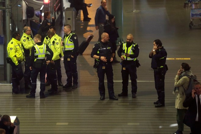 Pilot na letališču v Amsterdamu po pomoti sprožil alarm za ugrabitev  