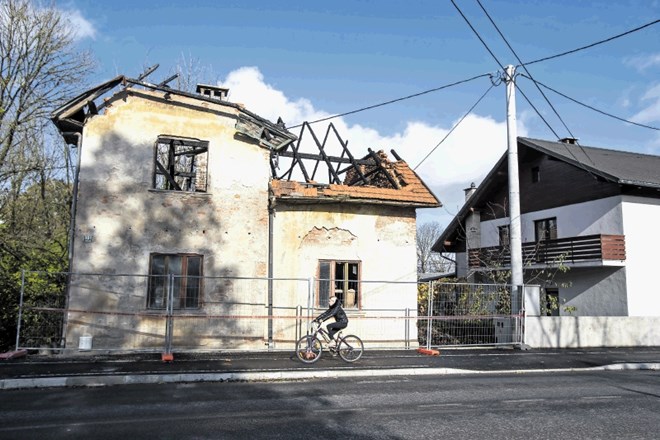 Zaradi nevarnosti padanja kosov pogorele strehe je del novih peščevih površin ob Litijski cesti iz varnostnih razlogov zaprt....