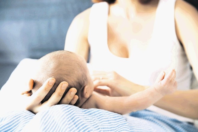 Dojenček prek masaže dobi zdravo vzpodbudo za motorični, senzorični in kognitivni razvoj.