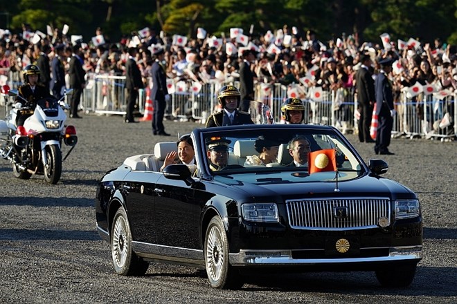 Več deset tisoč ljudi na paradi japonskega cesarskega para