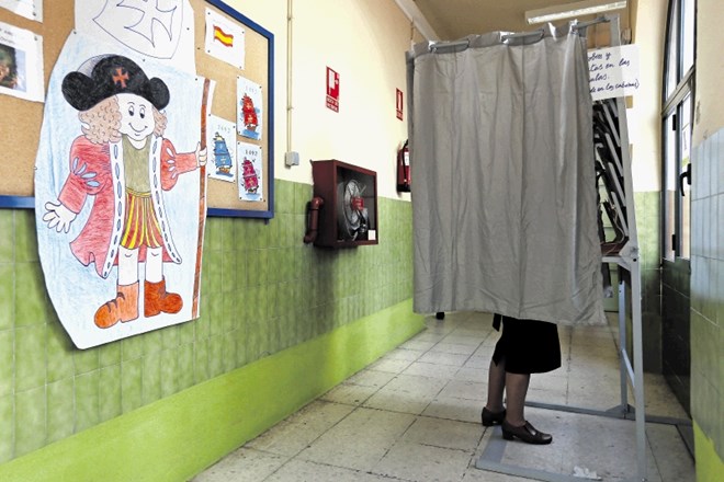 Kako so se za zavesami na voliščih odločili Španci (na fotografiji v Sevilli), bo povsem jasno že jutri, v kaj se bo...