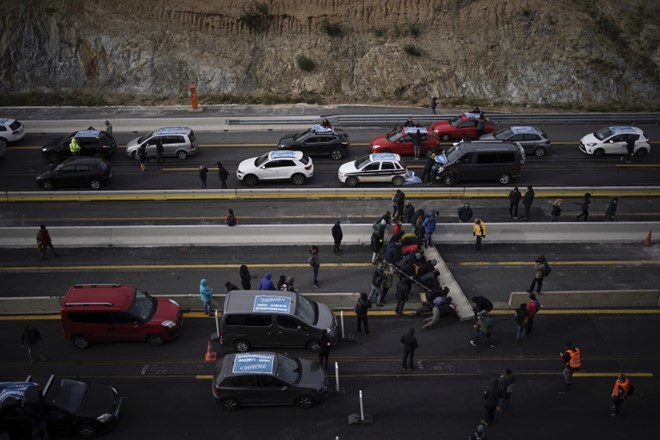 #foto Katalonski protestniki zablokirali avtocestno povezavo s Francijo