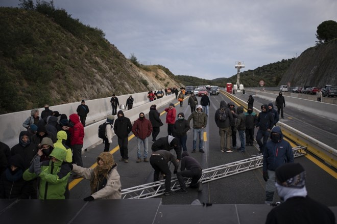 #foto Katalonski protestniki zablokirali avtocestno povezavo s Francijo
