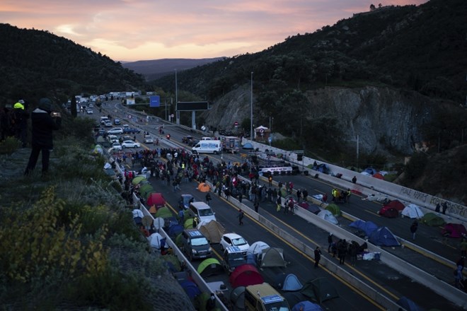 Policisti s silo nad protestnike, ki blokirajo avtocesto med Španijo in Francijo