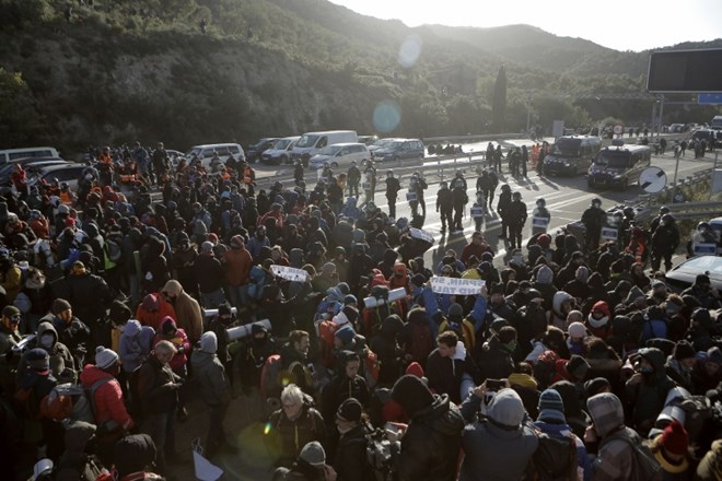 Policisti s silo nad protestnike, ki blokirajo avtocesto med Španijo in Francijo