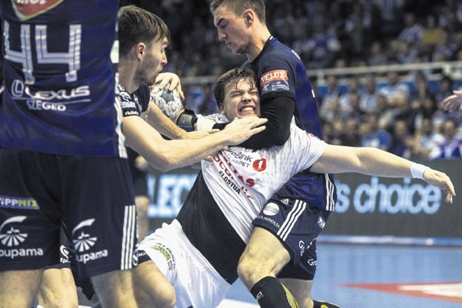 Obramba Picka iz Szegeda (v modrih dresih, desno Nik Henigman) je tudi z ostro igro ustavljala igralce Elveruma.