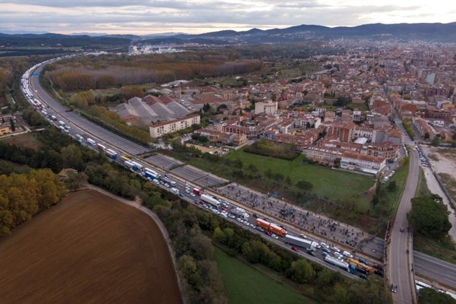 #foto Protestniki še naprej blokirajo avtocesto med Španijo in Francijo