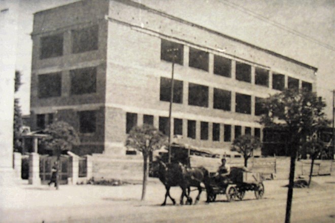 Poslopje Gimnazije Vič je bilo zgrajeno leta 1928 za meščansko šolo.