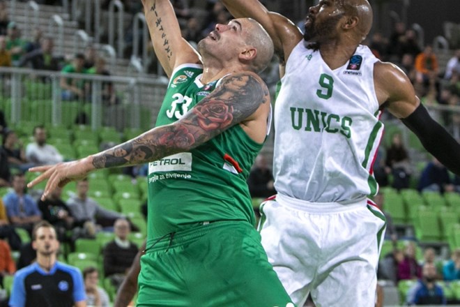 Trener Olimpije Slaven Rimac Maiku Zirbesu (v zelenem) vse bolj zaupa.