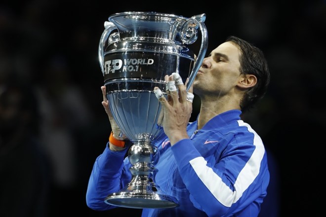 Španski teniški igralec Rafael Nadal je v tretjem krogu zaključnega turnirja ATP sezone v Londonu premagal Grka Stefanosa...