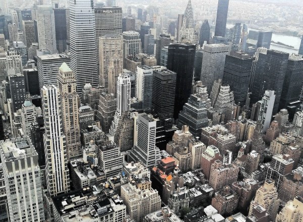Veličasten razgled na Manhattan z razgledne ploščadi  stavbe Empire State Buildinga 381 metrov nad tlemi. Dodatno višino...
