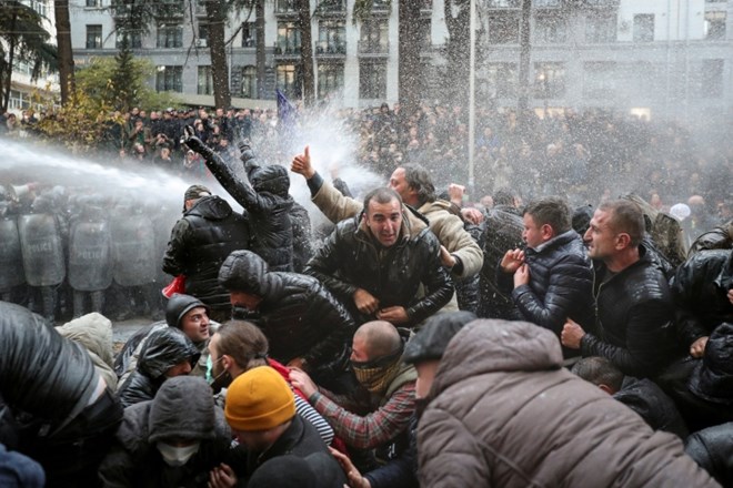 #foto Gruzijska policija z vodnim topom razgnala protestnike