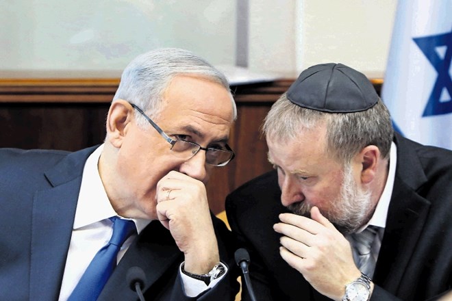 Izraelski premier Benjamin Netanjahu (levo) in Avičaj Mandelblit še iz časov, ko sta sodelovala v vladi. Slednji je zdaj v...
