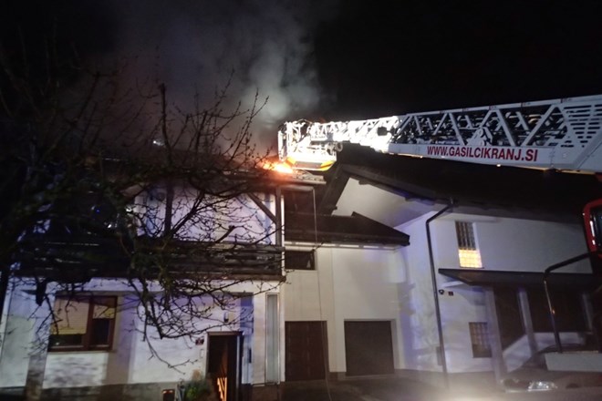 Ko so gasilci malo po polnoči s petka na soboto prispeli v Stražišče pri Kranju, je bila stanovanjska hiša popolnoma v ognju....