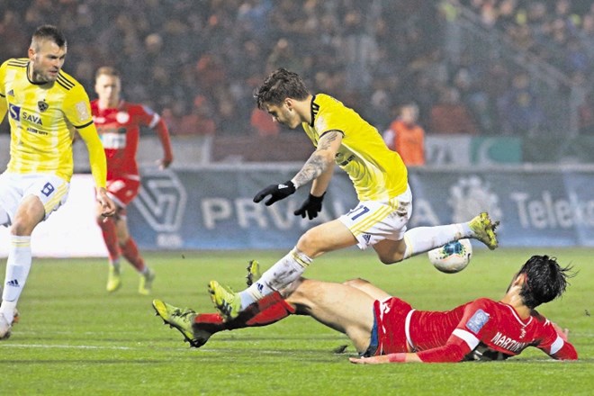 Napadalec Maribora Luka Zahović (v rumeni majici) je dosegel vodilni zadetek v Kidričevem že v četrti minuti.
