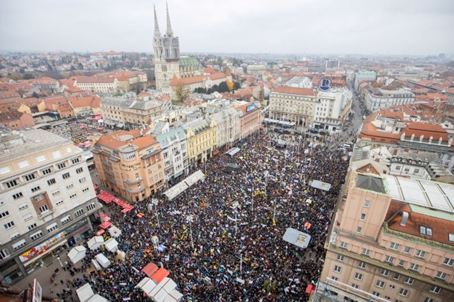 Protestniki so preplavili osrednji zagrebški Trg bana Jelačića na enih izmed večjih demonstracij na Hrvaškem.
