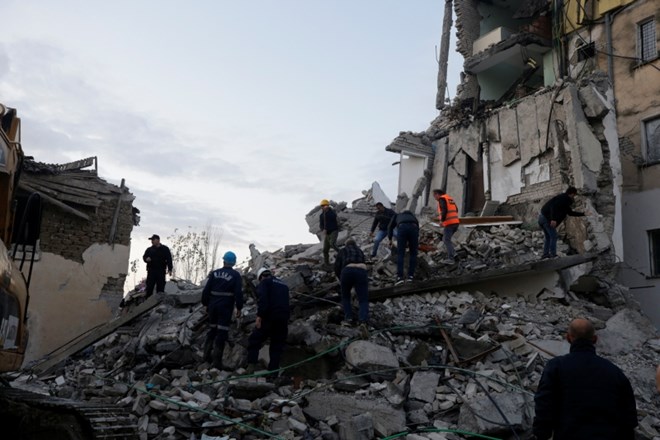 #foto #video Albanija: Hud potres, pod ruševinami kopljejo in upajo na preživele