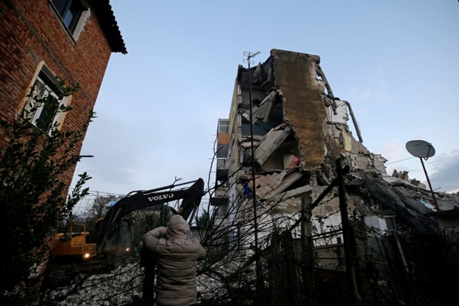 #foto #video Albanija: Hud potres, pod ruševinami kopljejo in upajo na preživele