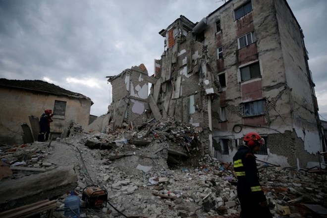 Potres v Albaniji: zaradi 300 popotresnih sunkov noč  prebedeli