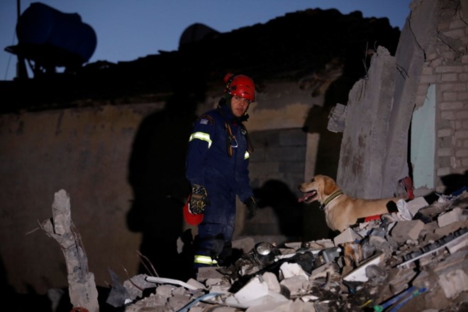 Grški gasilci in reševalni psi so včeraj pomagali kolegom v Albaniji, danes pa imajo delo v domovini.