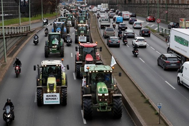 Francoski kmetje s traktorji na protest v Pariz