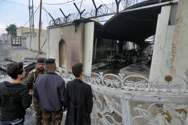 #foto Iraški protestniki zažgali konzulat Irana, na jugu Iraka nove smrtne žrtve