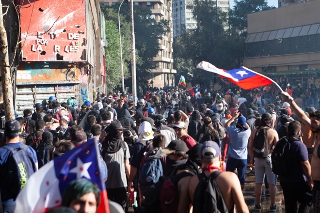 Državljanska neposlušnost in izražanje nezadovoljstva na množičnih protestih pretresata enajst držav Latinske Amerike in...