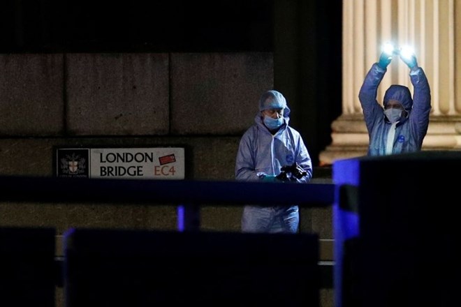 #foto #video Teroristični napad na londonskem mostu, policija ustrelila napadalca