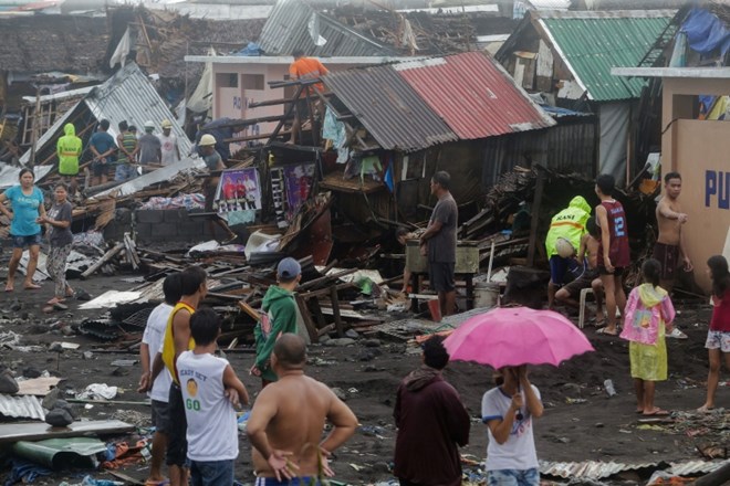 Filipine je v ponedeljek dosegel tajfun Kammuri z močnim vetrom in obilnim deževjem.