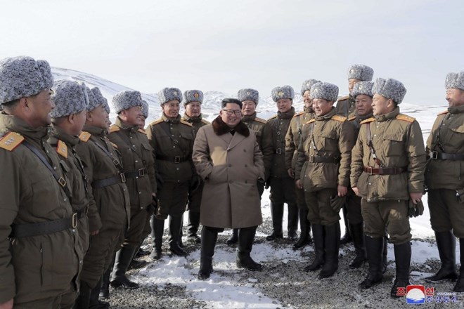 #foto Prišle nove fotografije severnokorejskega voditelja na konju