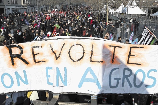 »Revolucija! Dovolj nam je!« piše na transparentu protestnikov v Rennesu, ki so se pridružili nacionalni stavki proti...