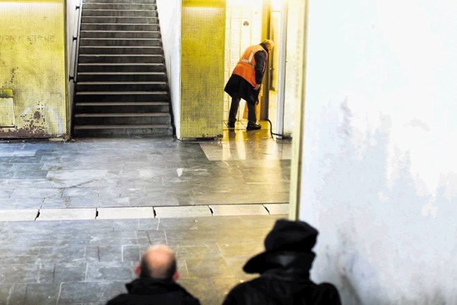 Stopnice, ki vodijo v Plečnikov podhod, so priljubljeno zbirališče brezdomcev.