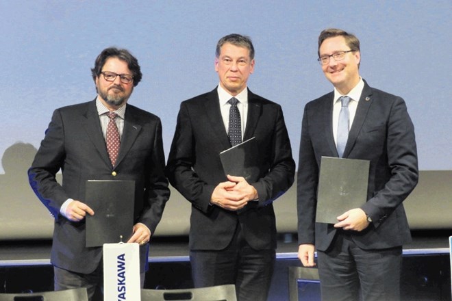 Pogodbo o nakupu zemljišča so podpisali (z leve) Hubert Kosler, direktor Yaskawa Europe Robotics, Bruno Schnekenburger,...