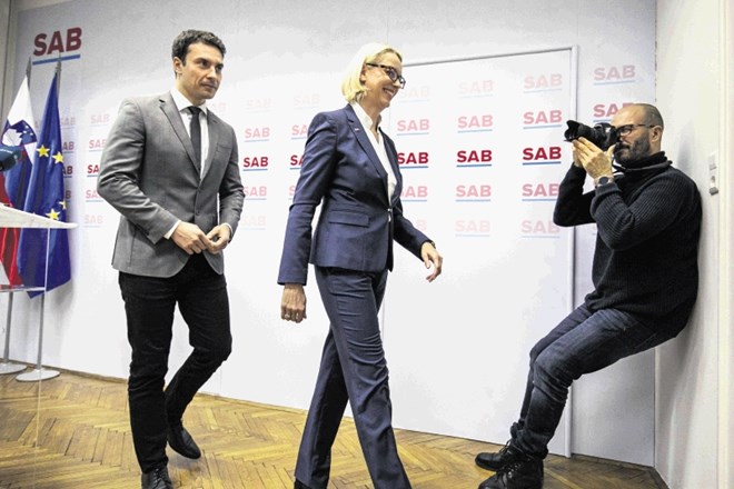 Angelika Mlinar (na fotografiji z generalnim sekretarjem SAB Jernejem Pavličem) verjame, da bo hitro dobila slovensko...