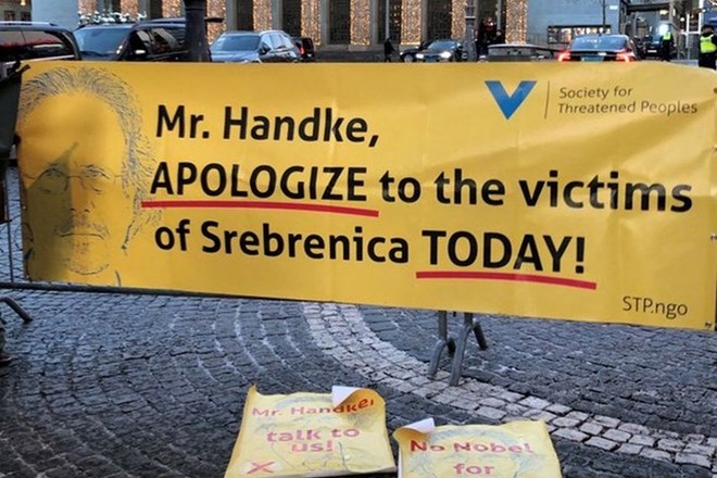 Protestni napis: Gospod Handke, OPRAVIČITE SE žrtvam Srebrenice DANES!
