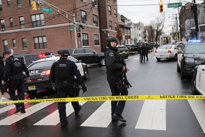 V Jersey Cityju nedaleč od newyorškega Manhattna je v torek izbruhnil strelski obračun med policijo in dvema kriminalcema.
