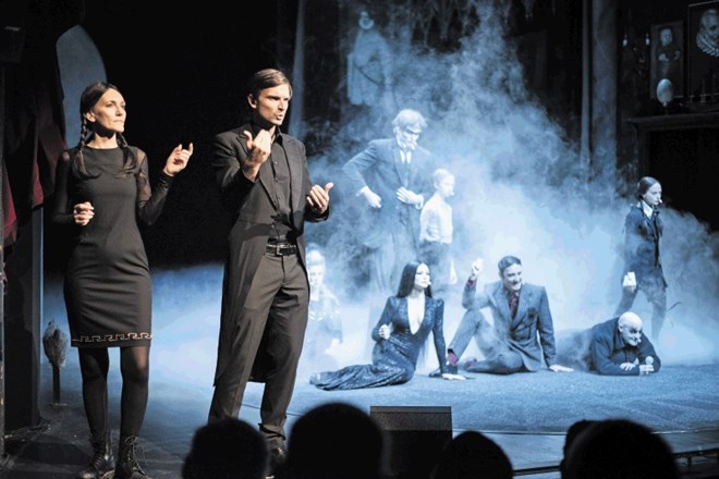 Gledališka tolmača Natalija Spark in Matjaž Juhart novembra letos v predstavi Addamsovi v Mestnem gledališču ljubljanskem
